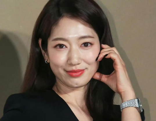 《继承者们》已经是11年前的剧了 ​​​，朴信惠也老了不少啊！