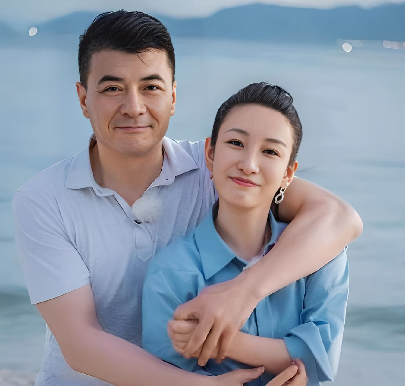 一天，李静看着秦海璐，突然问：“很多人说你整容了？”秦海璐大大方方地说：“整了就
