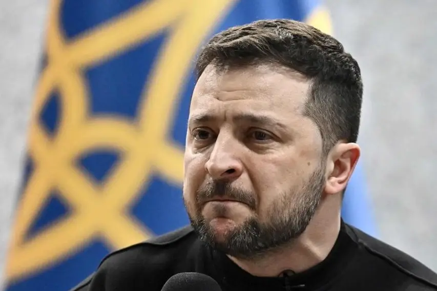 被西方媒体誉为“当代丘吉尔”的泽连斯基该何去何从？继续坚持抵御俄军的话，可是美国