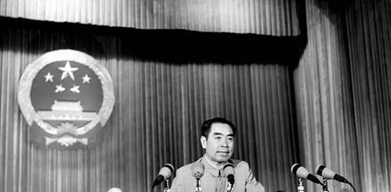 1957年，周总理在杭州楼外楼宴请到访的苏联外宾，刚咬了一口糖醋丸子，脸色一下就