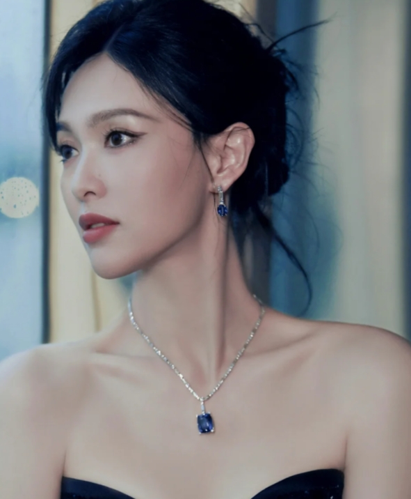 唐嫣俏脸清丽