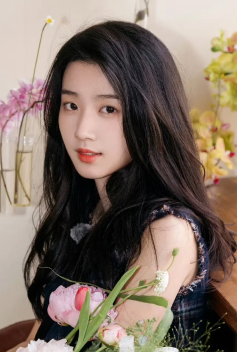 卢昱晓笑容温暖而迷人