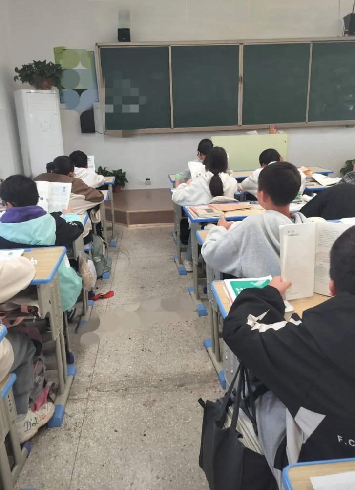 班主任在办公室里跟英语老师争论起来了。
班主任进班准备上数学课，
突然发现几个学