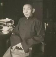 1918年，杜月笙去歌舞厅风流。突然，杜月笙搂住一15岁的舞女，另一只手就要伸进