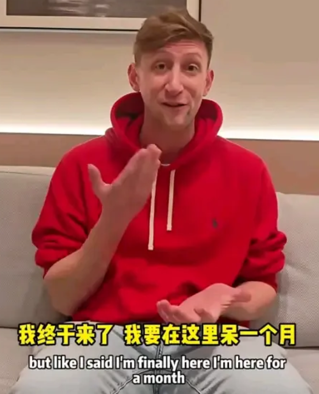 一个美国人来中国旅行，从出发到落地却受到中国千万人的关注，故事起因还得从一本相册
