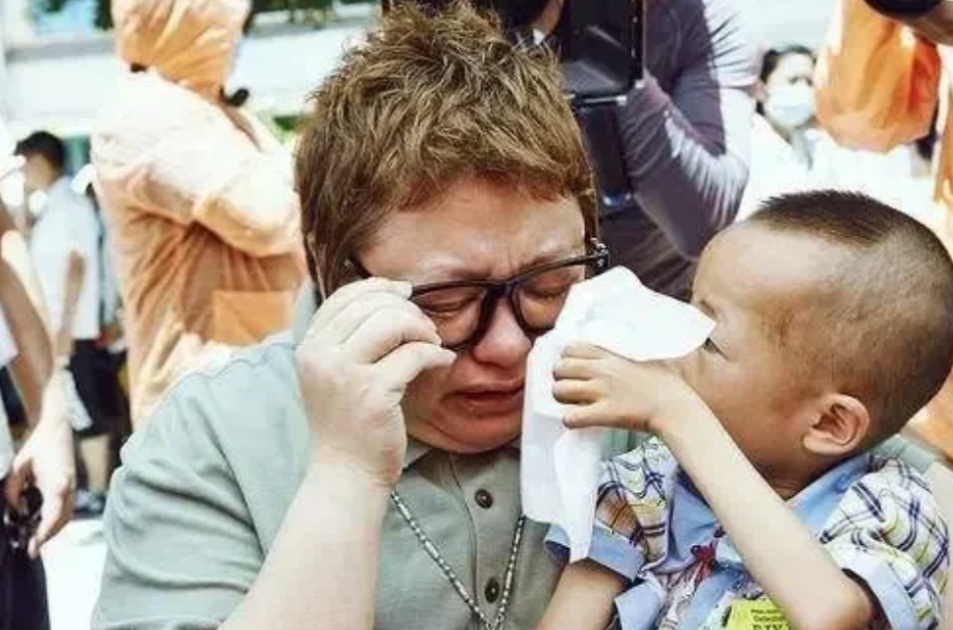 1999年，贵州缆车失事，一对夫妇用双手把生的希望留给了儿子，2岁孩子失去父母后