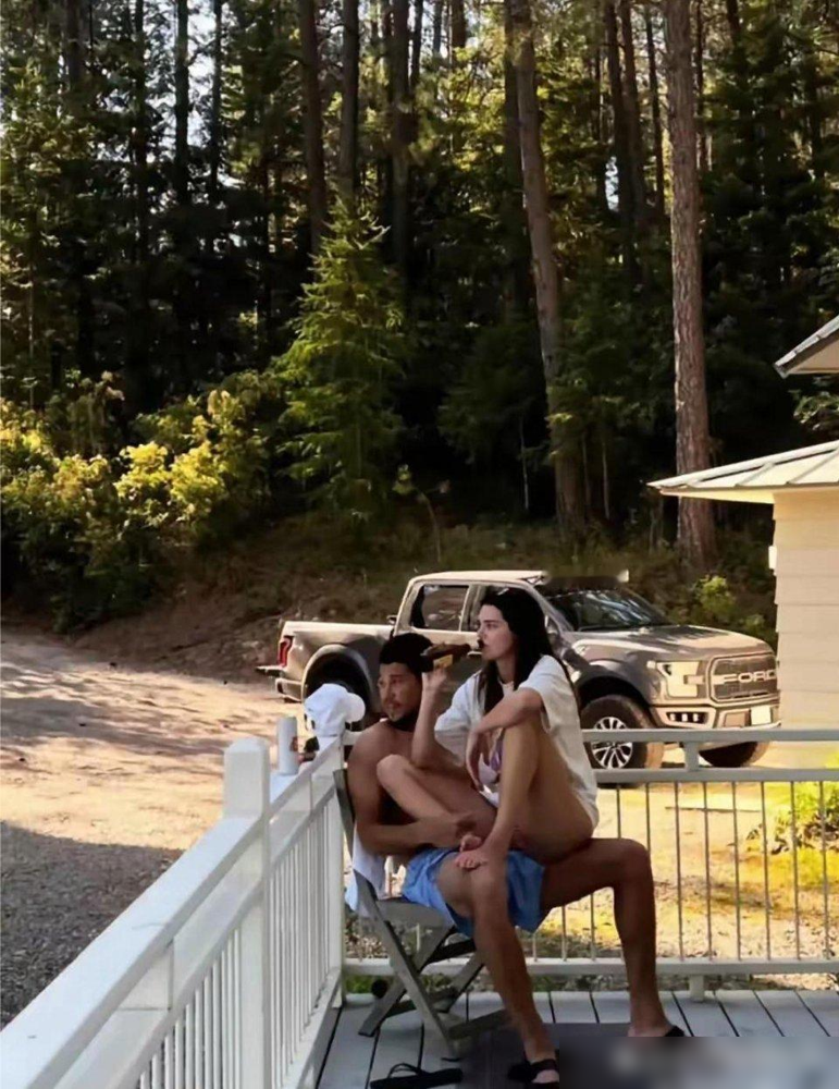 这样的坐姿，布克能承受住詹娜的重量吗！

坐姿不正，腿都要打架了。

詹娜坐的可
