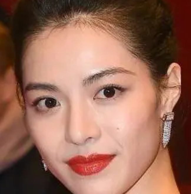 钟楚曦春晚幕后双才情：绘画化妆惊艳全场
#春节模仿大赛 在万众瞩目的2025年春
