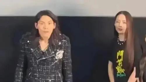 10万人在线看晓华给向佐剪发，4个小时根发未动，晓华脸都笑僵了