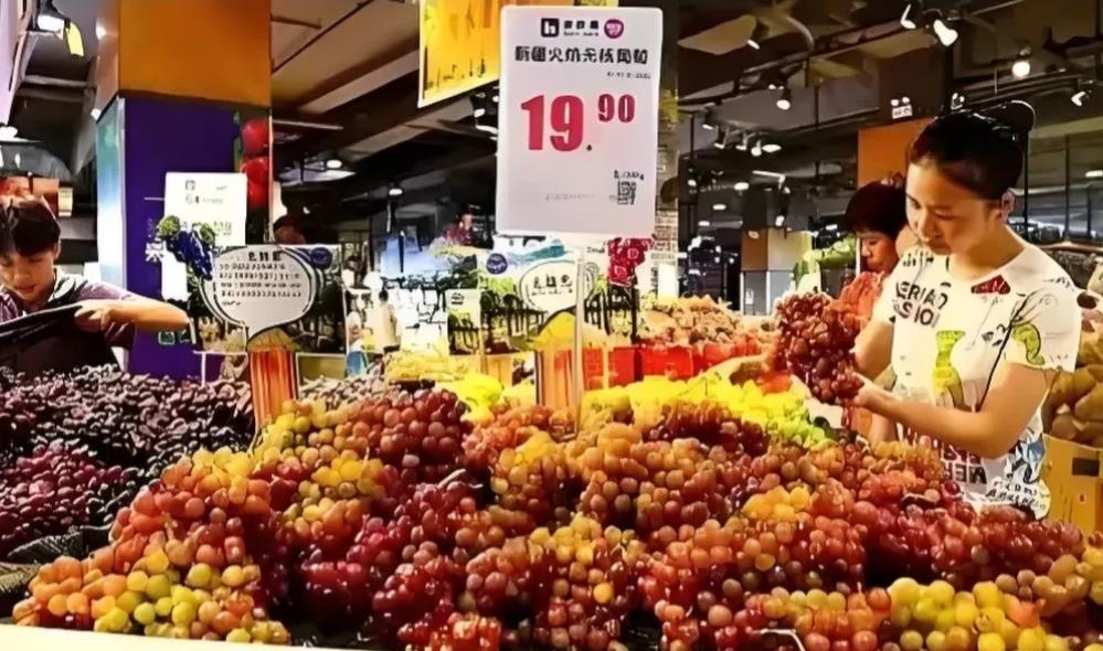 甘肃天水，大妈去超市买葡萄，但又嫌弃价格太贵，她心生不满，直接上手将货架上的葡萄