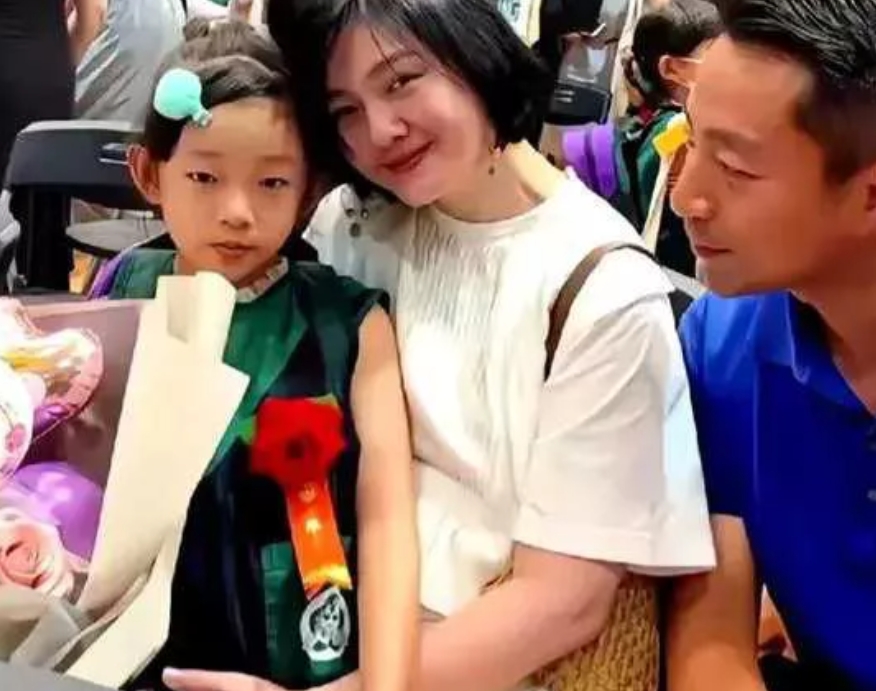 小玥儿与大S外貌相似主要体现在以下方面：
 
- 五官轮廓：小玥儿的侧颜轮廓与大