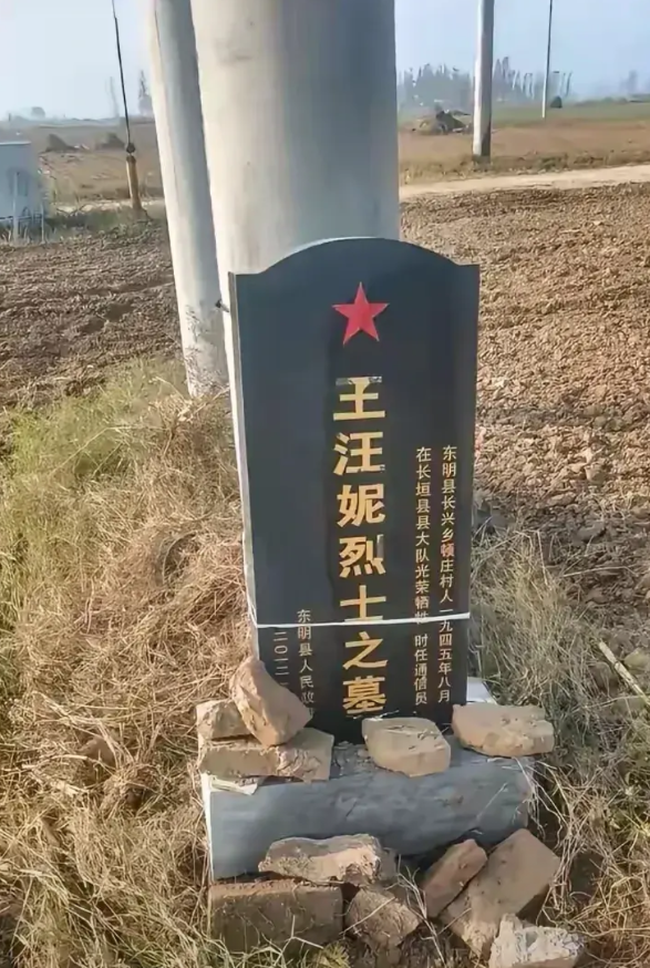 烈士墓碑被绑在电线杆子上，墓碑前堆满碎砖头。你看了这张照片会作何感想？
烈士名为