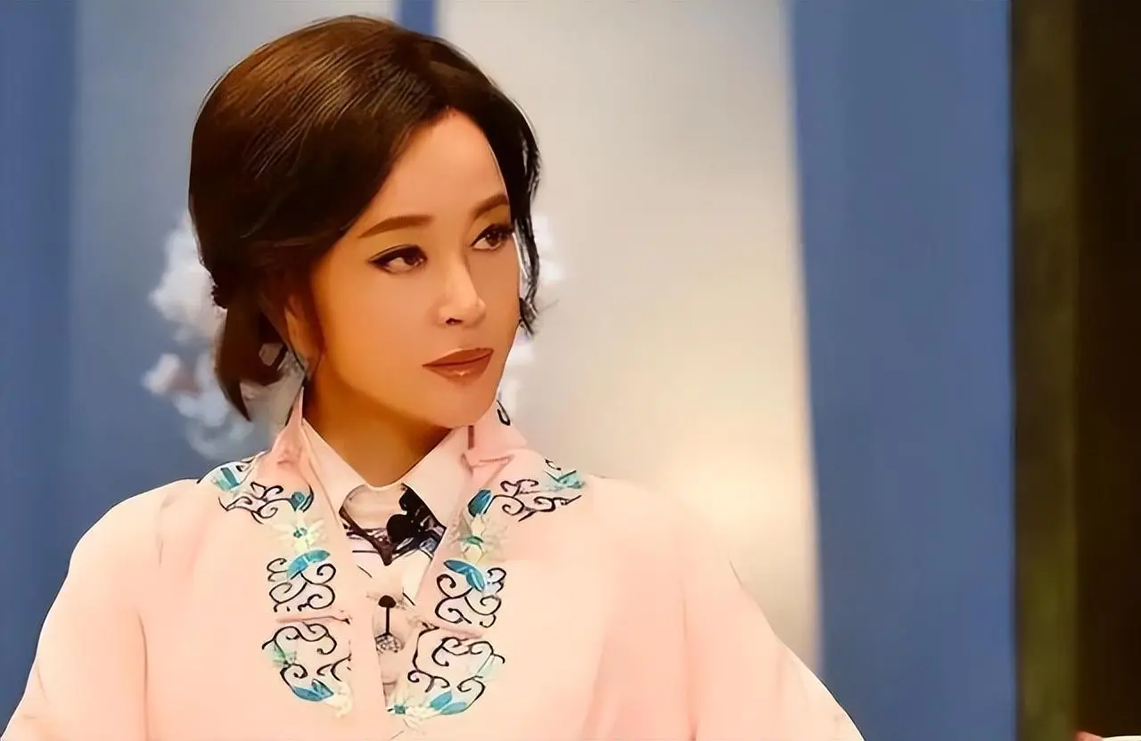 2008年，在谢晋的追悼会上，刘晓庆给了谢晋妻子一袋现金，对方不要，刘晓庆说：“