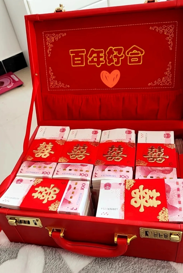 家人们谁能想到，结个婚能被亲家的“仪式感”整崩溃！说好了给8万礼金，我家寻思直接