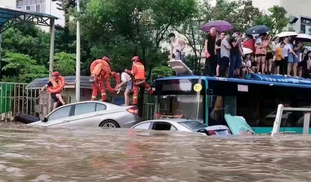 南方多地遭遇极端降水，广东预测将出现50年一遇洪水，深圳全市进入暴雨防御状态！就