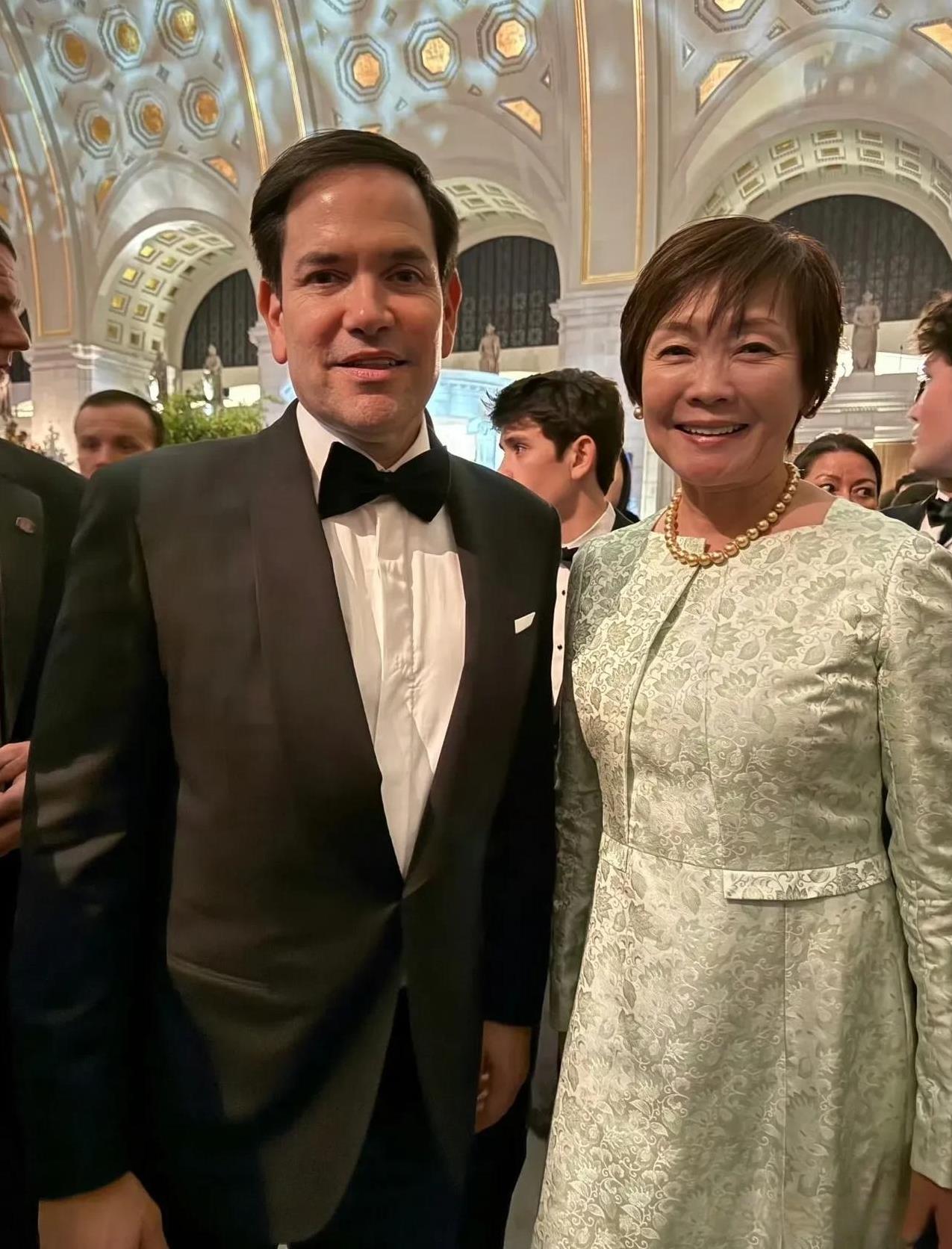 安倍昭惠和Rubio在川普就职典礼后的“星光舞会”上。 
这不是一张随意的拍照，