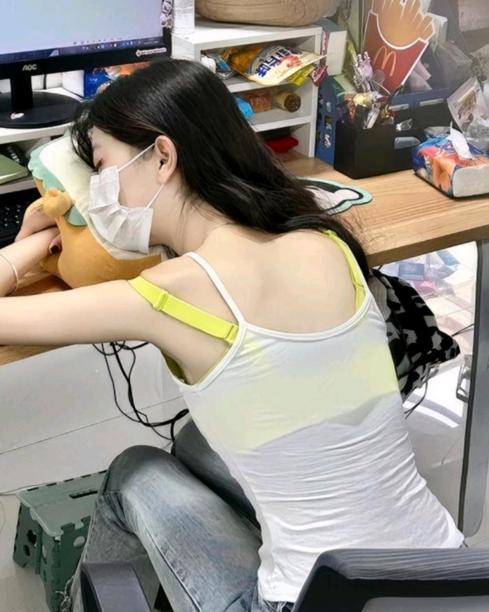 今天遇到个超可爱的事儿。午休时美女同事趴在桌上睡觉，可她穿的衣服有点“透风”，我
