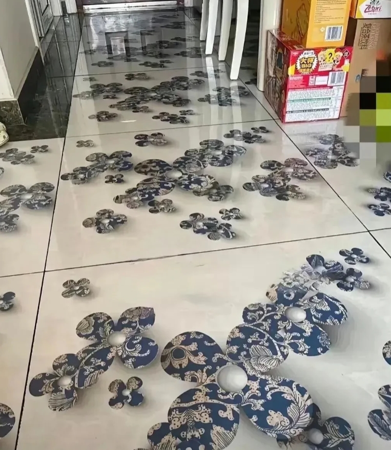 地砖贴这种，走路也要小心翼翼啊！