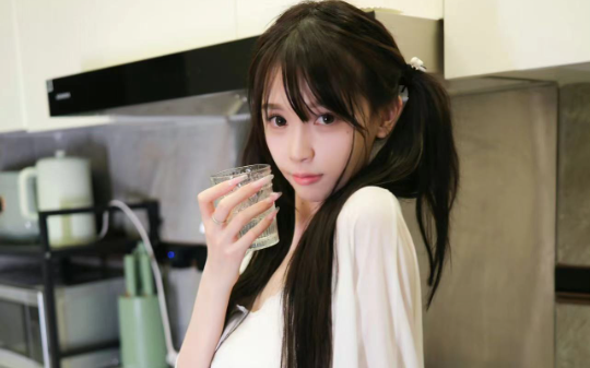 儿子三岁了还是与我毫无相似之处。我悄悄做了亲子鉴定。我们母子没有血缘关系，而他们父子却血脉相连。。。