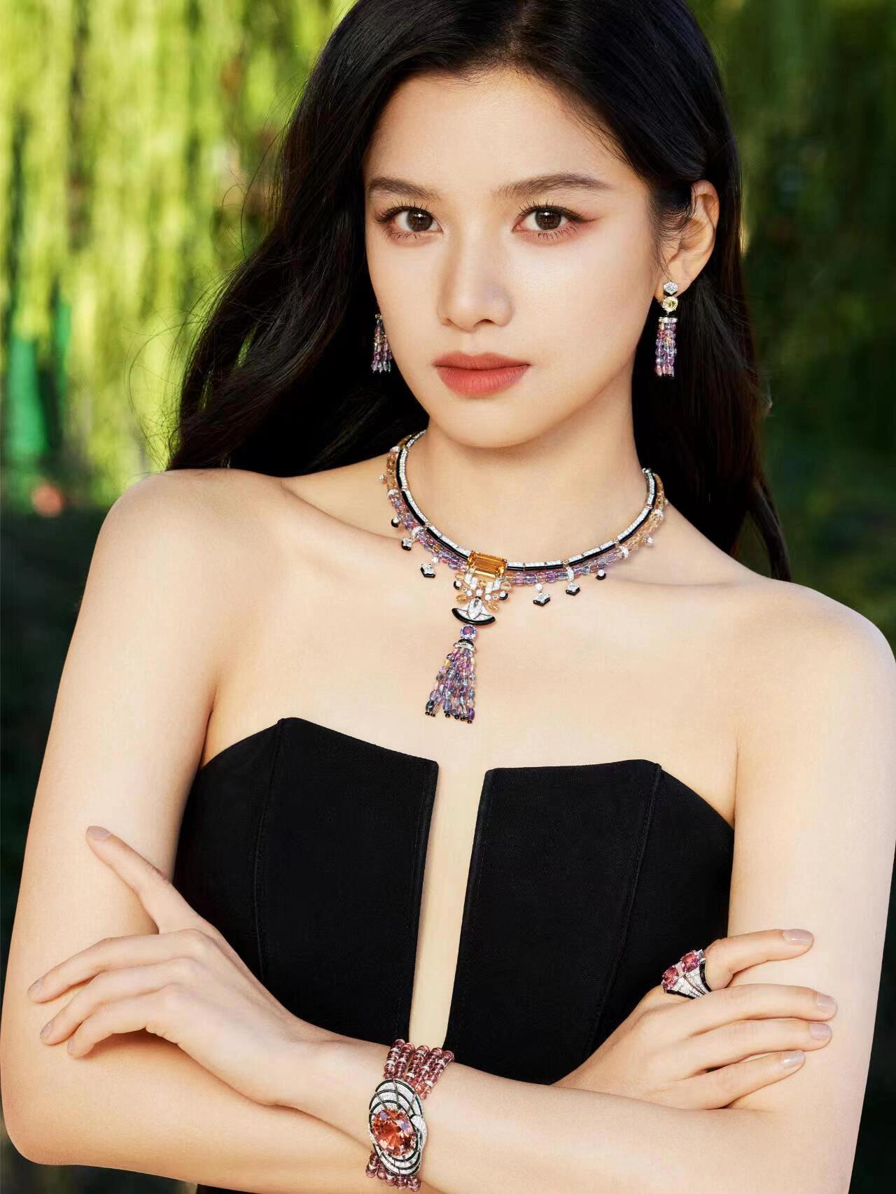 张婧仪时尚界的优雅新宠