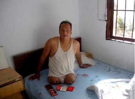 贵州残疾老兵遭保安殴打 警察敬礼

                      