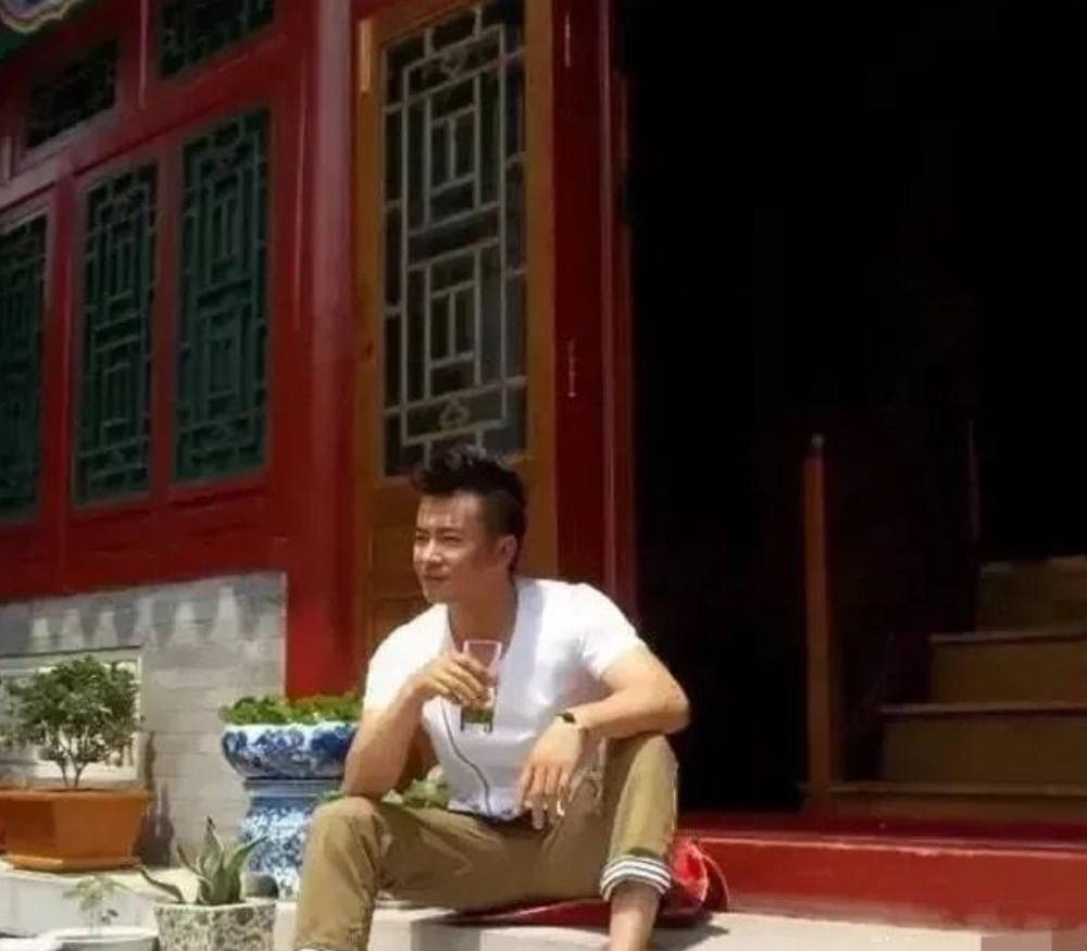 当年，于波用260万买下雍和宫旁边的两座四合院，几年后，朋友对他说：“我出6个亿