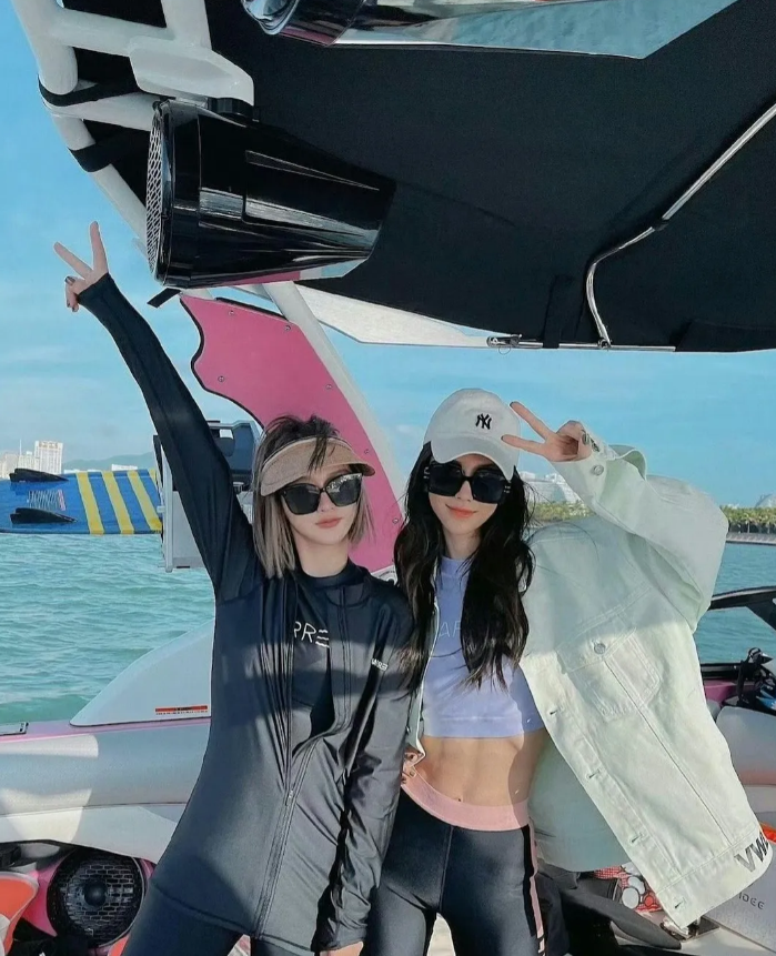 Angelababy晒与闺蜜出海的游艇照，baby的身材太好了，腰还没有A4纸宽