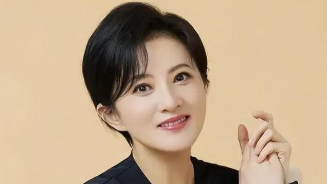 小婉君金铭：9岁爆红， 撒贝宁发誓要娶她， 考上北大， 43岁至今未婚