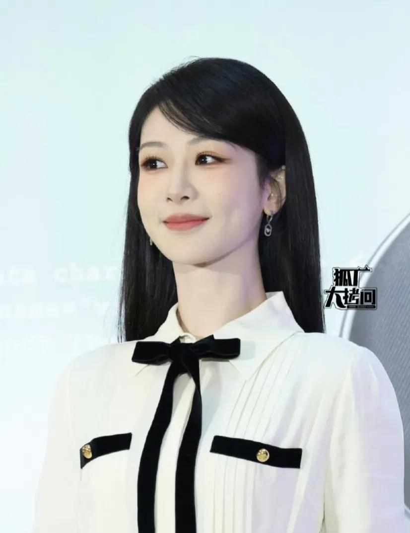 杨紫终于找到最适合她的妆容了，真是红气养人，她线下状态是越来越好。
其实有些明星