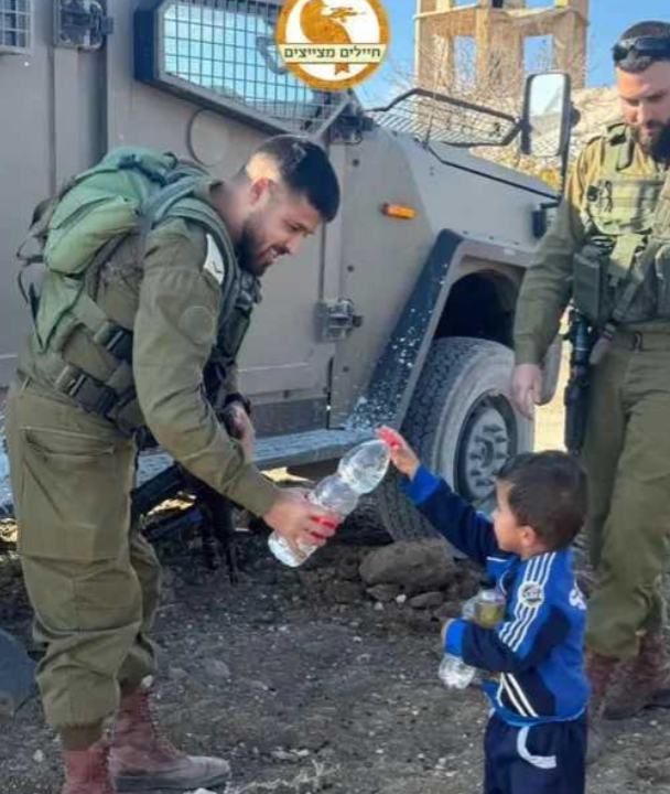 看到以色列士兵在叙利亚给小孩矿泉水的时候，外国的社交媒体都一片叫好，说以色列士兵
