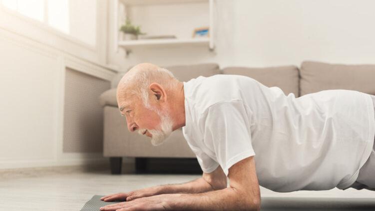 六七十岁的男性做俯卧撑，一次坚持多少个，算身体好？来看看答案