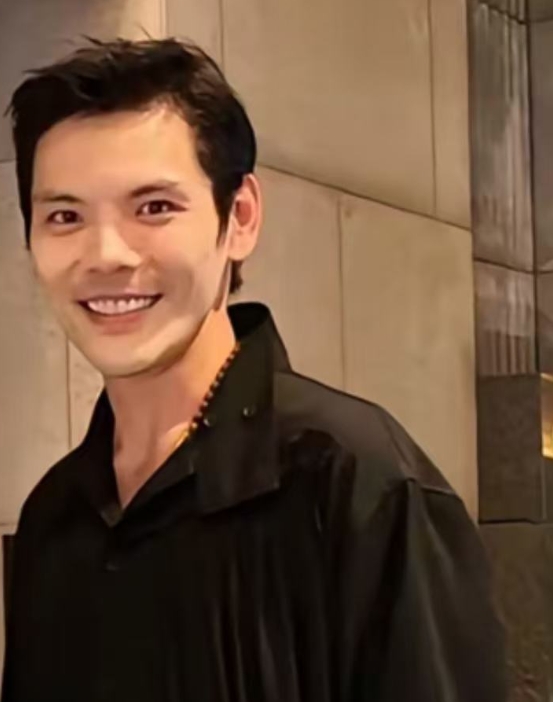 湖南怀化“听得懂话”的理发师李晓华近日在网上走红，慕名而来的人越来越多，不少网友