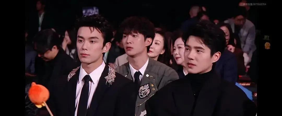 这三个人里原本以为最危险的是范丞丞
没想到是吴磊
猴系长相是真不抗老啊
磊子99