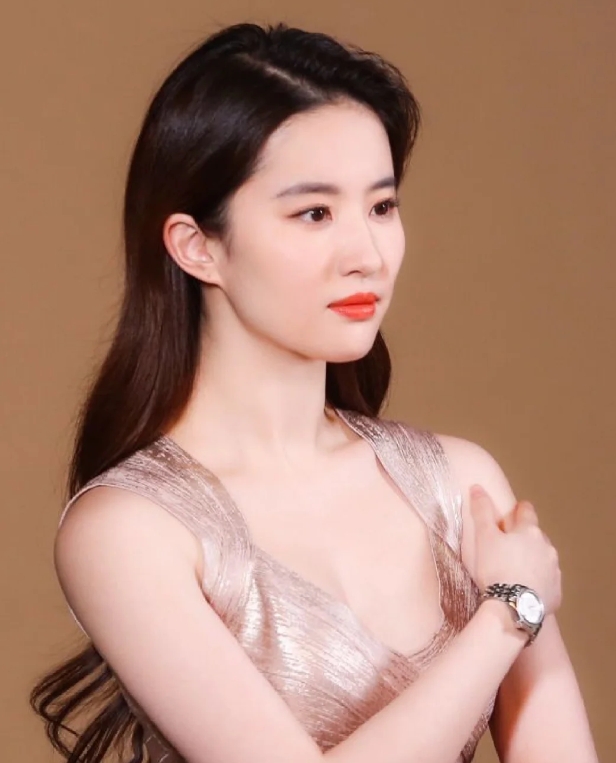 揭秘刘亦菲：宅女、女神与公益使者
