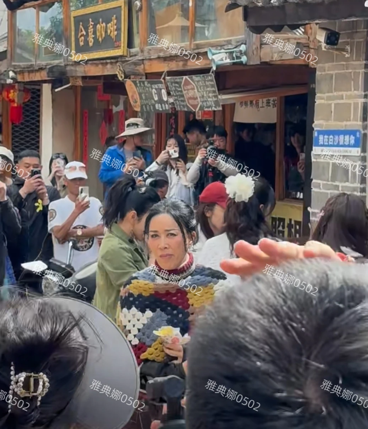 丽江白沙古镇偶遇那英，本人又黑又老没啥明星气质。
去年李玟去世，好声音被质疑的时