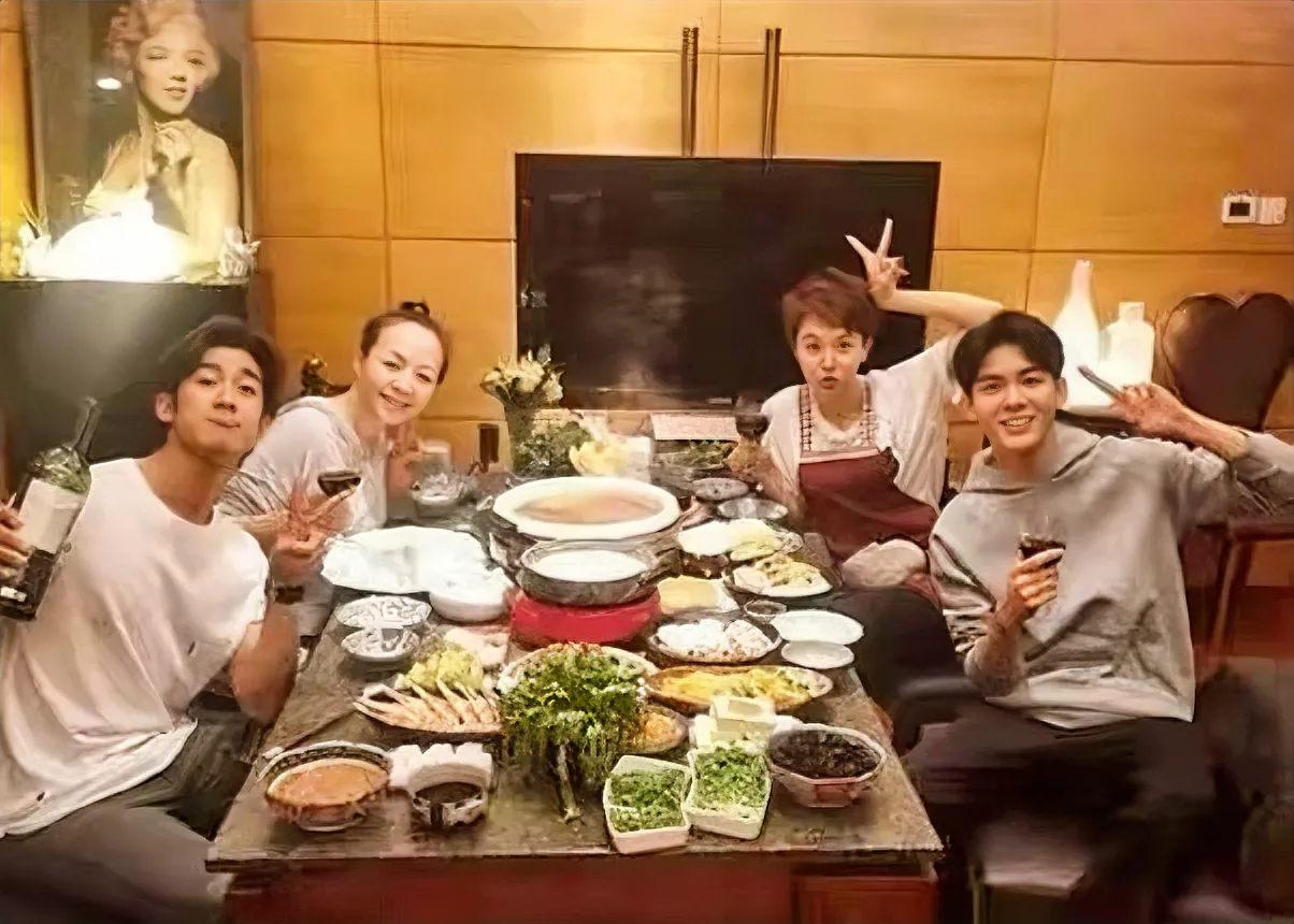 这场面，看来是家宴！
他们四位都是娱乐圈里的名人，其中两位还＂母女＂相称；年龄稍