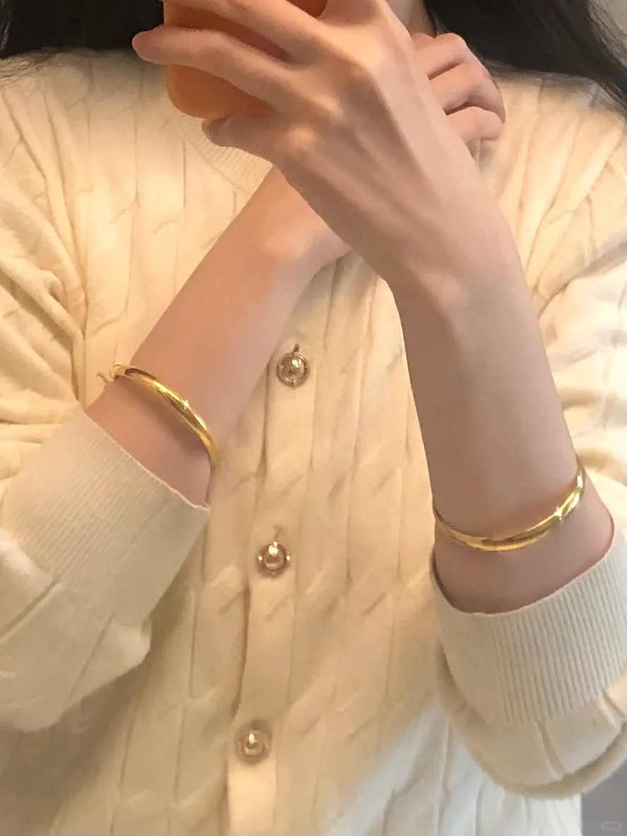 一对小金镯
大年初一买了一个小金镯，超喜欢，大年初七逛商场毫不犹豫又买了一个凑成