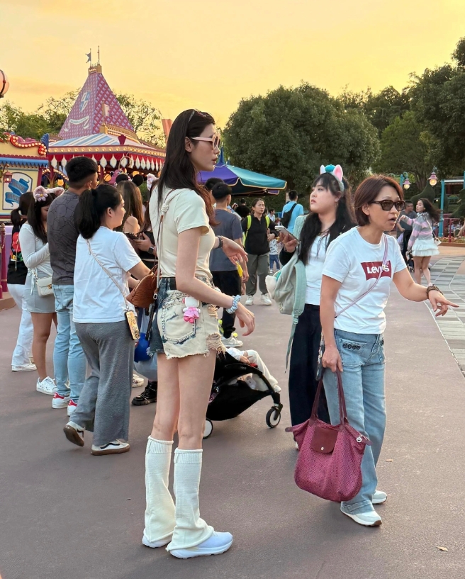 奚梦瑶夫妇游迪士尼，身材好吸睛！