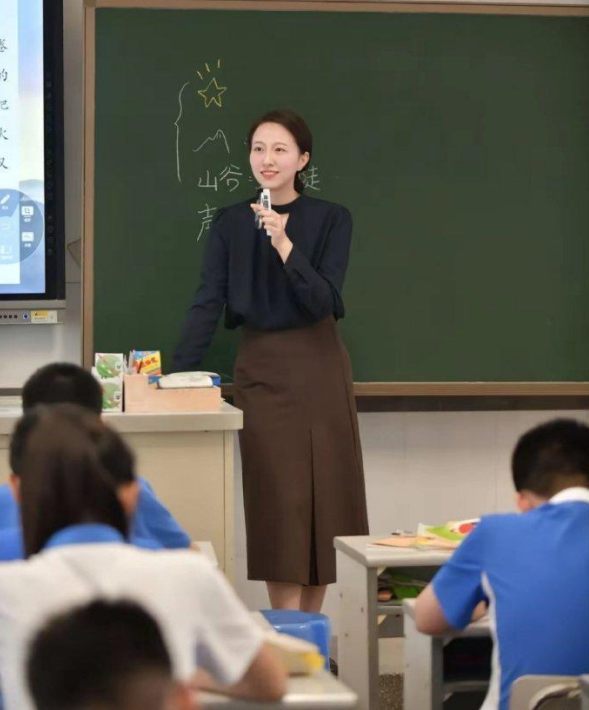 这才是人民教师该有的着装标准[点赞][点赞][点赞]

