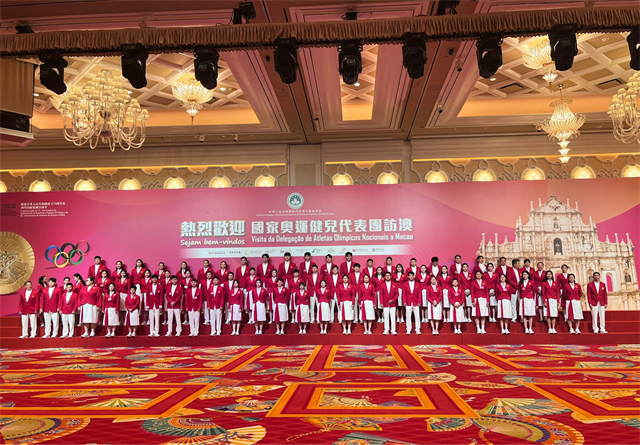 北京时间8月31日下午，巴黎奥运会内地奥运健儿代表团结束了香港之行，乘坐大巴经港