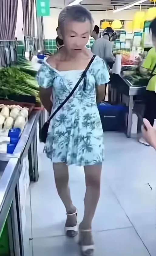 这位六十多岁的老太也是太夸张了，坦胸露背的超短裙，高踭鞋，不知是博眼球还是有心理