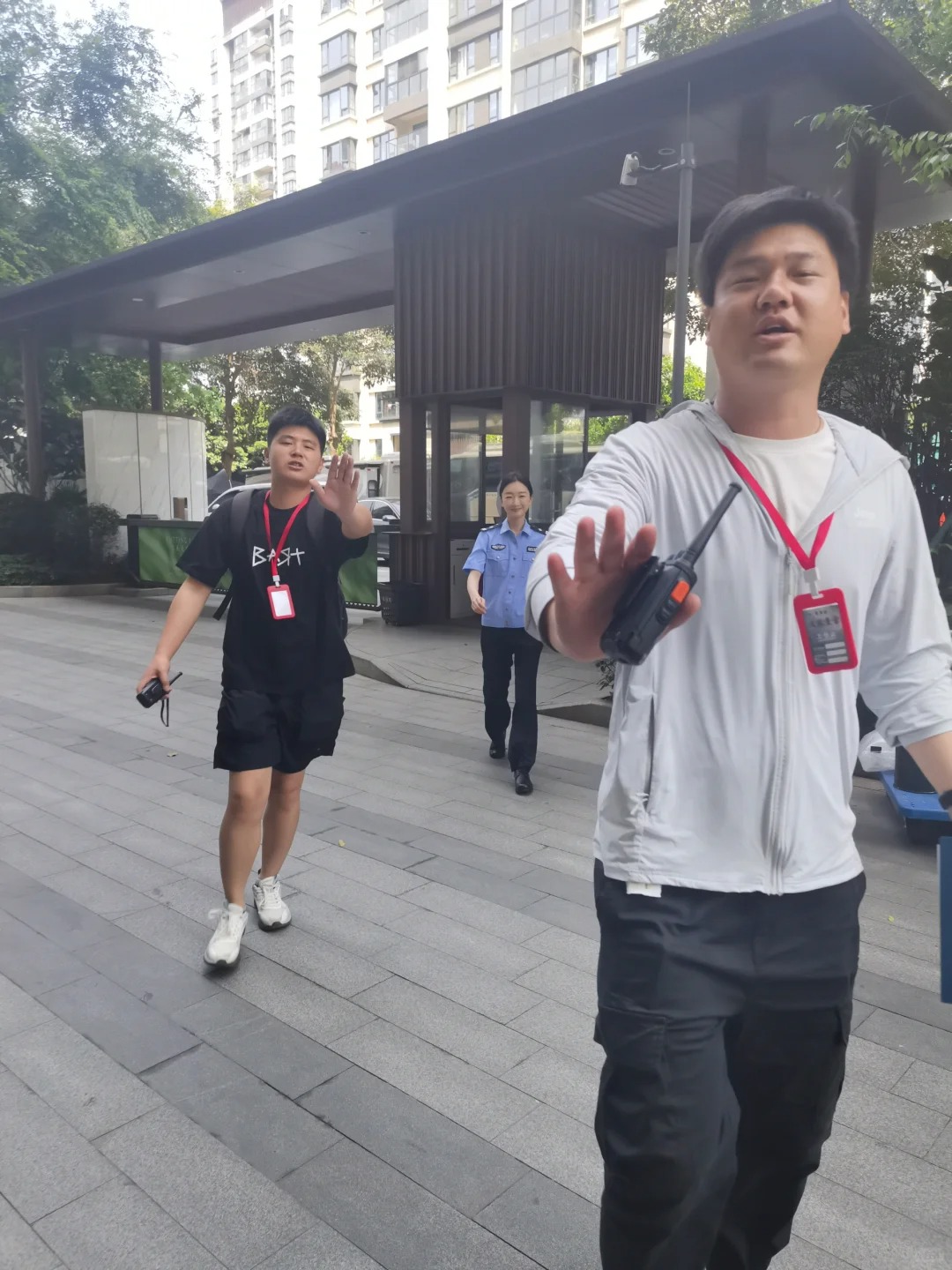 能看出这是哪个明星吗
又有剧组来小区里拍戏了