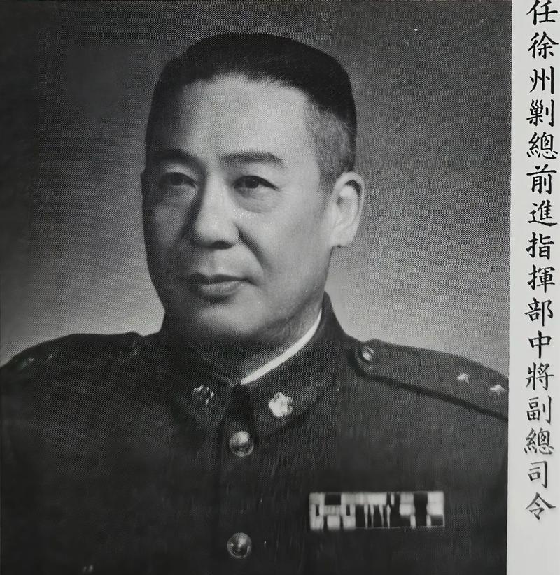 1949年1月10号那天，淮海战役快要打完了。解放军打得特别猛，杜聿明兵团想逃跑