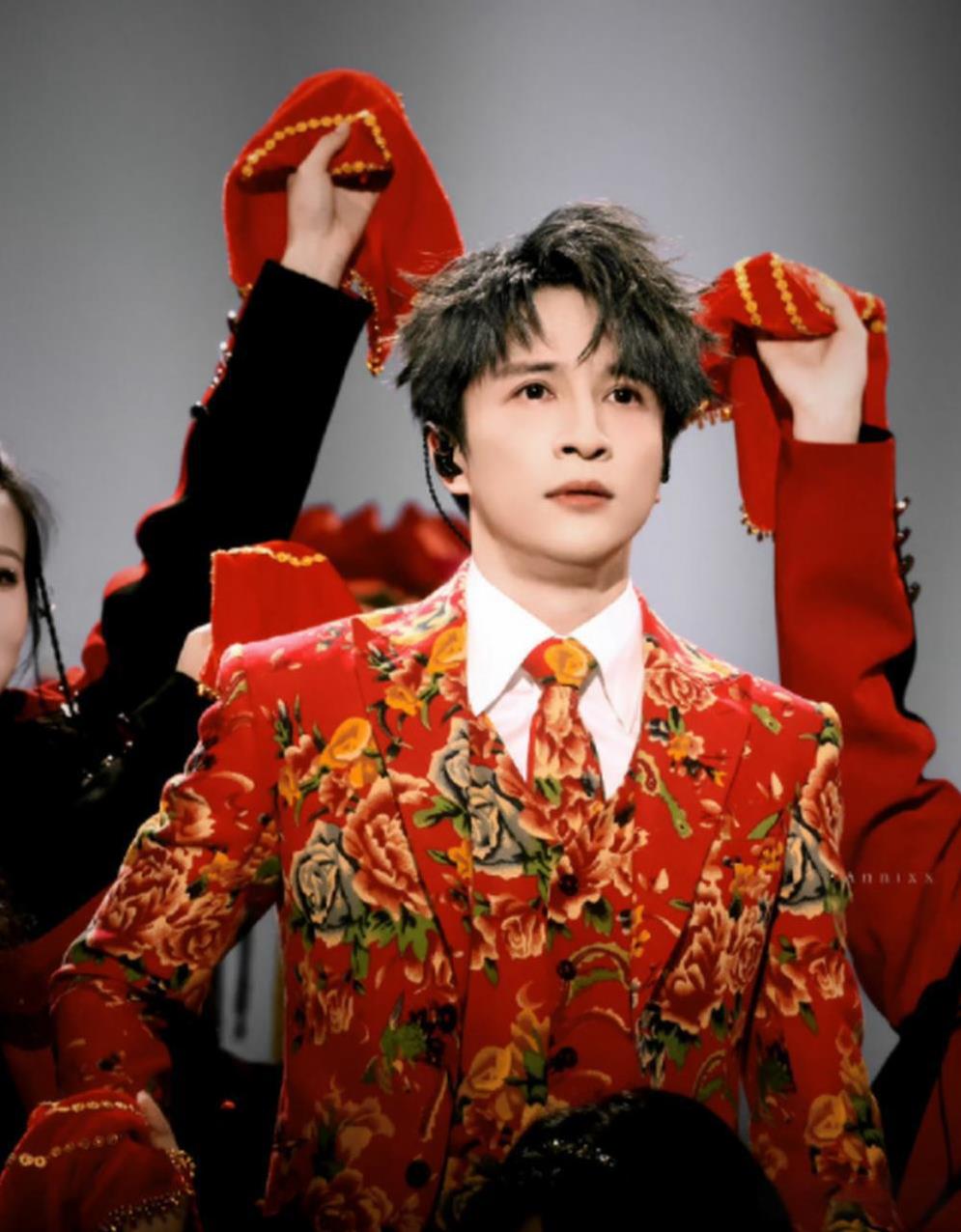 这才是，今天娱乐圈最有“争议”的大瓜，薛之谦难辞其咎！
1月28日，薛之谦忽然冲