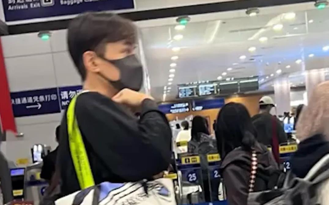 胡歌被曝现身上海机场，疑结束新西兰工作。网友猜测其被邀好莱坞大片试镜。胡歌低调出