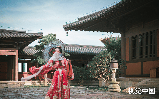 丈夫白月光回来了，丈夫想让我为白月光腾地方，每天让我喝中药……