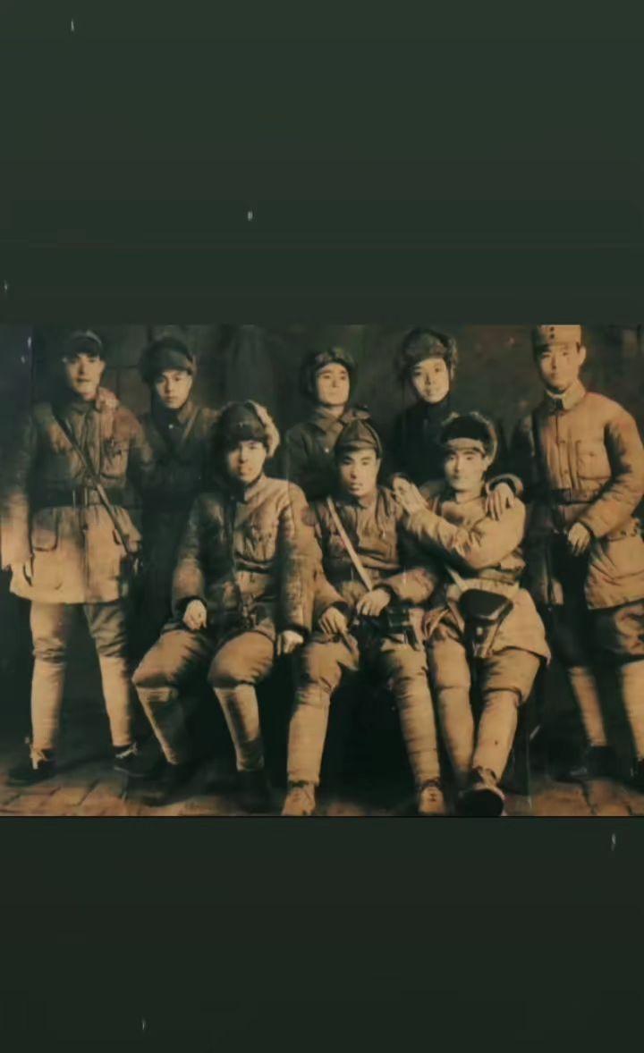 八人此去一人还！
1943年冬，晋察冀军区8位抗大同学在反扫荡前的留影。在反日军