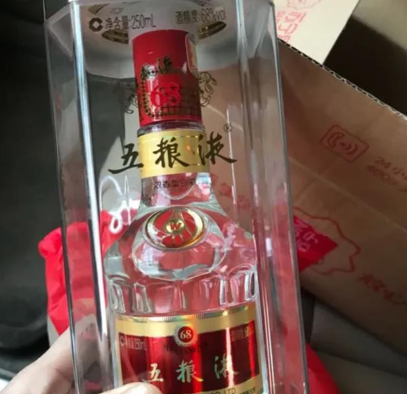 山东青岛，一男子以朋友结婚为由，到烟酒店购买30瓶五粮液时，老板因没那么多现货，