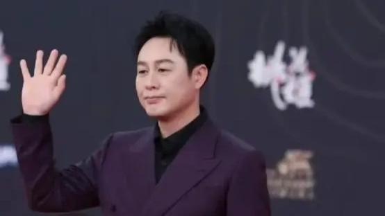 澳门这夜，没人敢坐张颂文旁边，唐嫣美翻了，赵丽颖压轴贵气优雅