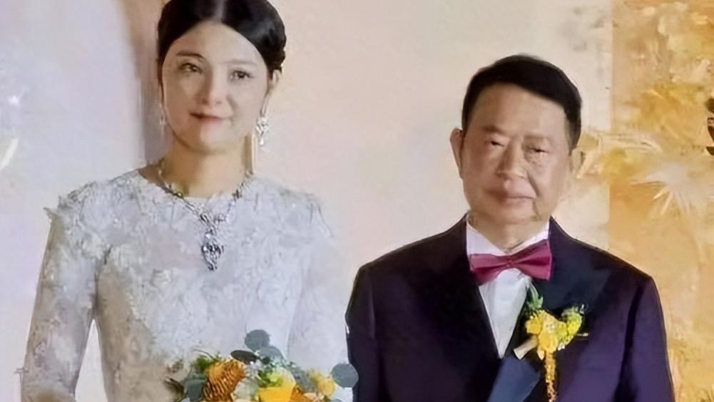 3亿换一个点头，妻子病逝1年娶小25岁娇妻，公司年入2934亿